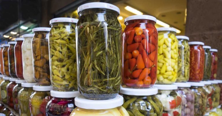 Scoperte irregolarità nell'etichettatura di 17.500 conserve dal NAS a Brindisi